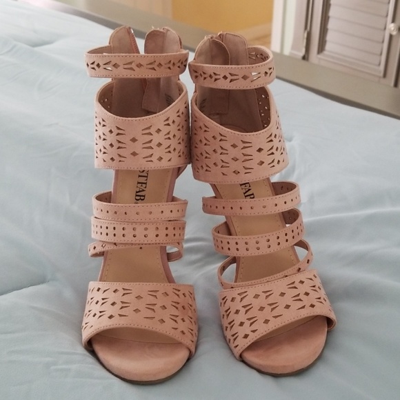 Size 6.5 suede 4.5 inch heel just fab shoes. - Picture 1 of 2